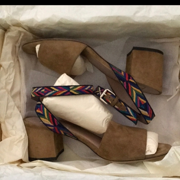 Valentino nice shoes its so nice and clean like new...Size 7 and color tan - Picture 2 of 11